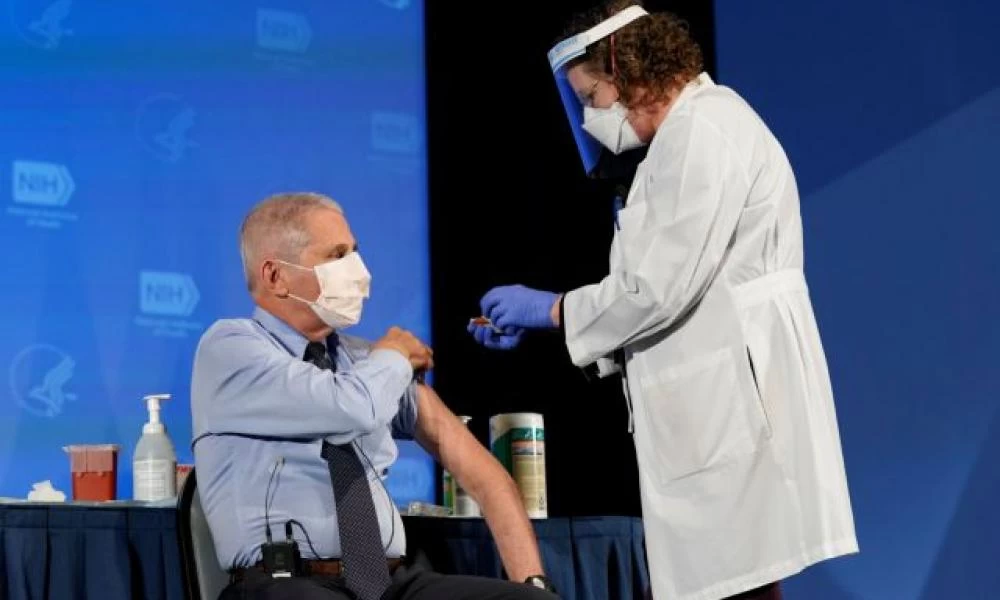 Ο Φάουτσι έκανε δημοσίως την πρώτη δόση του εμβολίου της Moderna